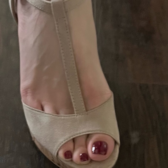 Charles David nude wedges size 7M - Picture 2 of 4